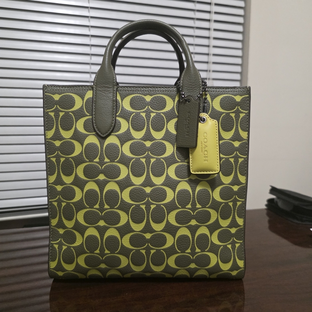 Coach Gotham tote 24 in signature leather tote